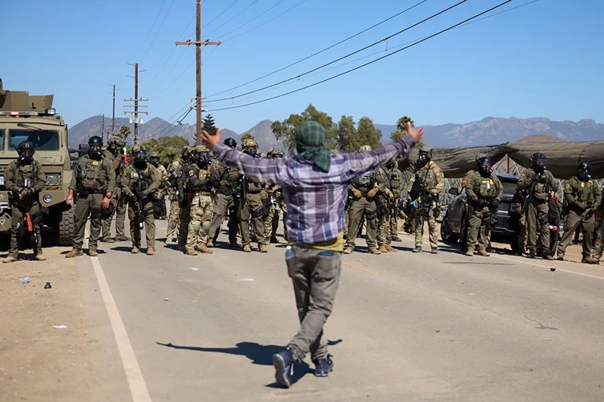 Un trabajador agrícola frente a funcionarios federales de inmigración durante una jornada de redadas en dos plantaciones de cannabis en Camarillo