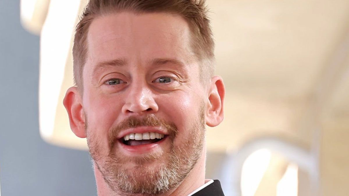 El actor Macaulay Culkin interpreta a Thomas J. Sennett en la película de Netflix.