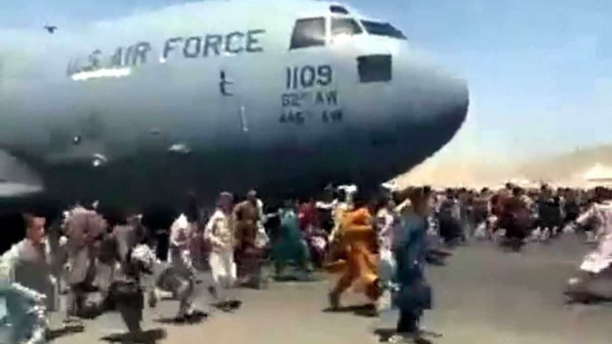 Tremendo. El video selfie del afgano que se colgó y cayó del avión.