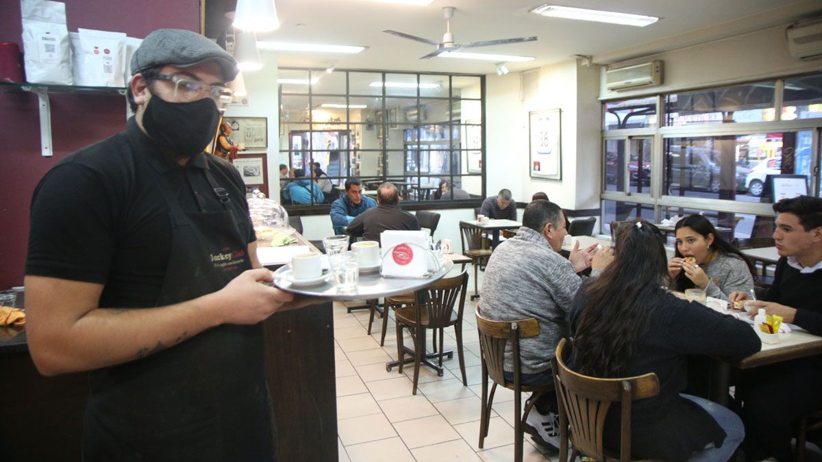 Bares y restaurantes luchan por no cerrar sus puertas, en medio de la crisis por el aumento de casos de Covid-19. Foto: Fernando Martínez