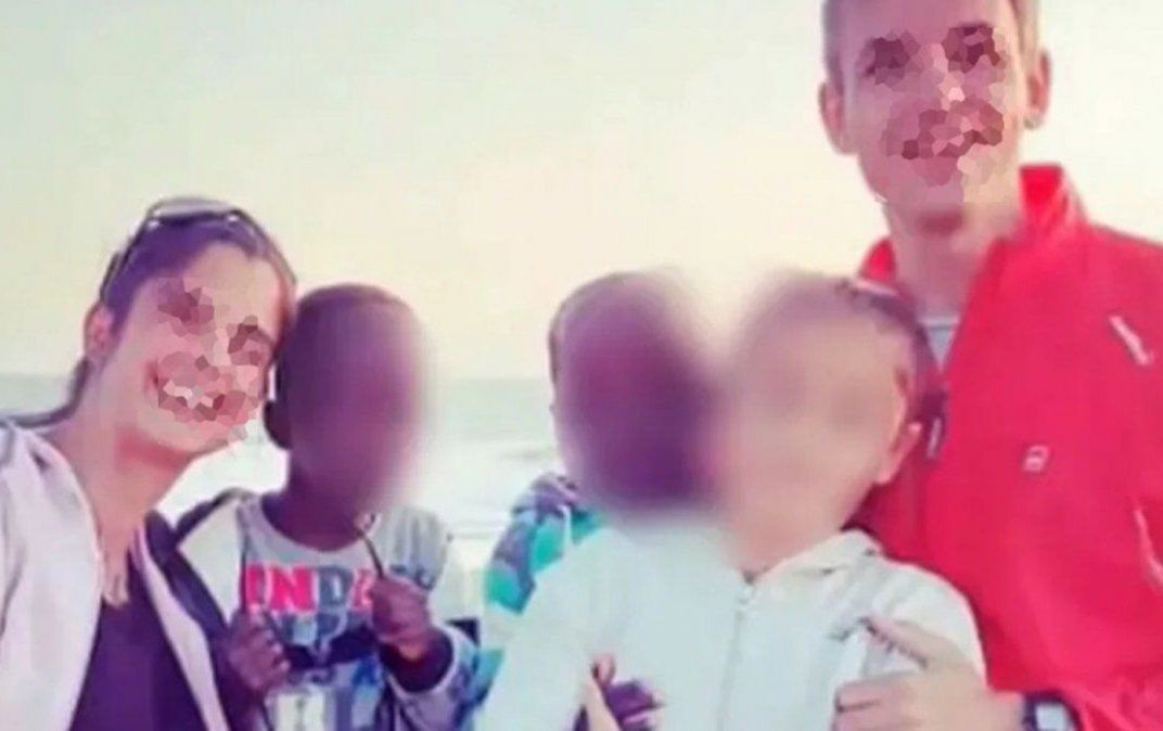 Eduardo Rucci y Natacha Perrig junto a su hija biológica de 11 años y a los dos hermanos, de 6 años, que adoptaron en África y luego&nbsp; devolvieron.