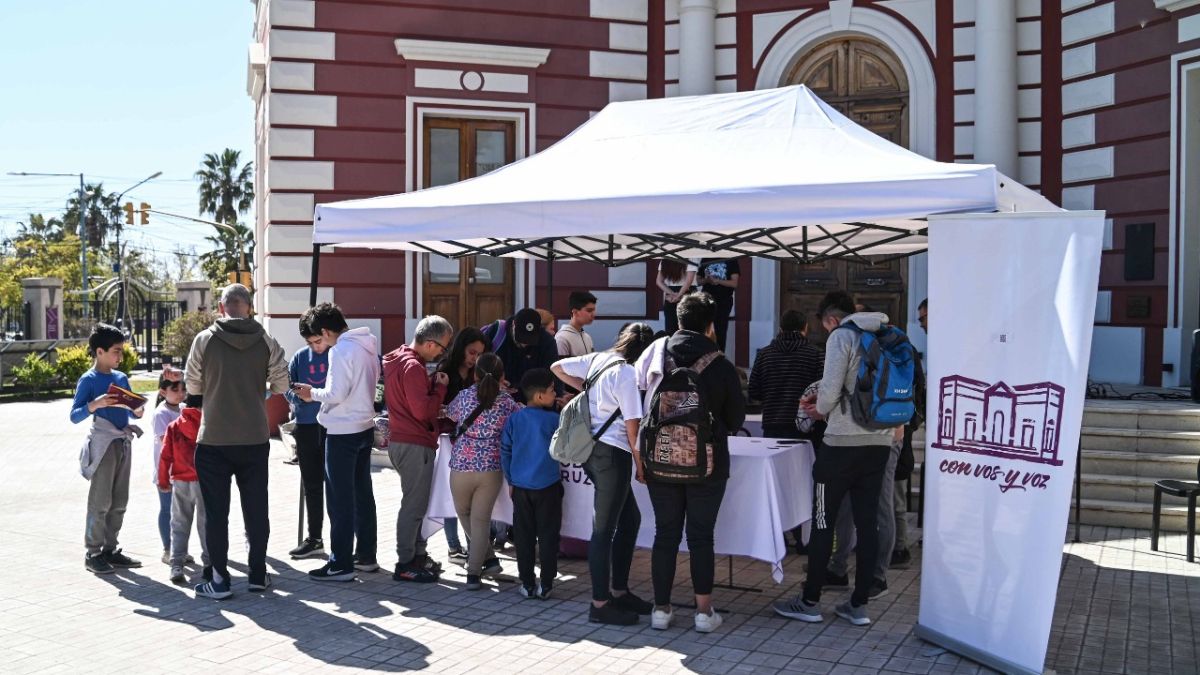 La explanada del Concejo de Deliberantes de Godoy Cruz convoca los sábados a los coleccionistas de figuritas en un ambiente súper agradable y ameno.