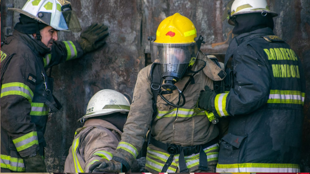 La historia de dos bomberos voluntarios que participaron en el incendio en Ciudad de este miércoles.