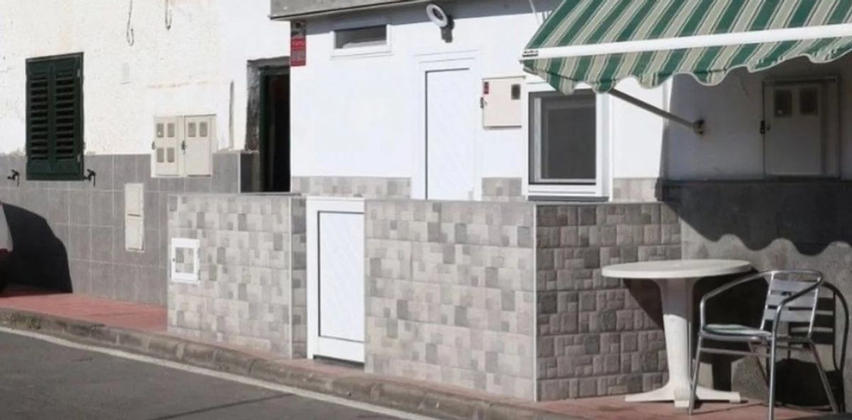 Insólito: hizo una medianera en la vereda y la transformó en patio