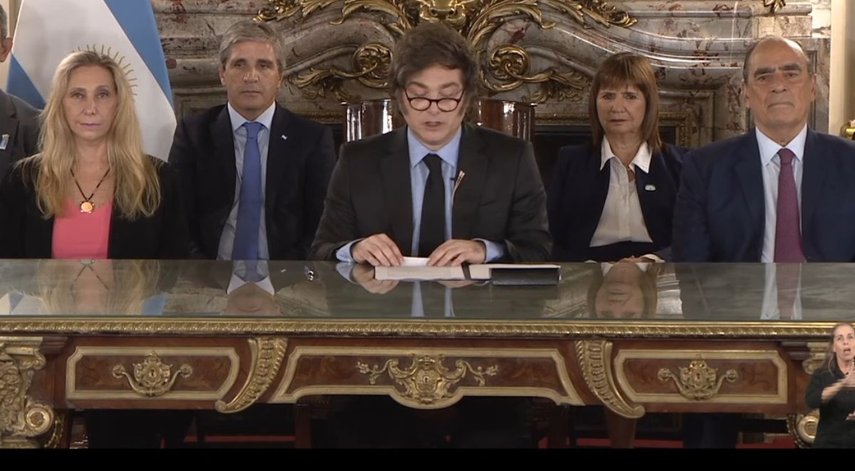 Milei junto a parte de su equipo de gobierno, durante la noche de este viernes. Milei junto a parte de su equipo de gobierno, durante la noche de este viernes.