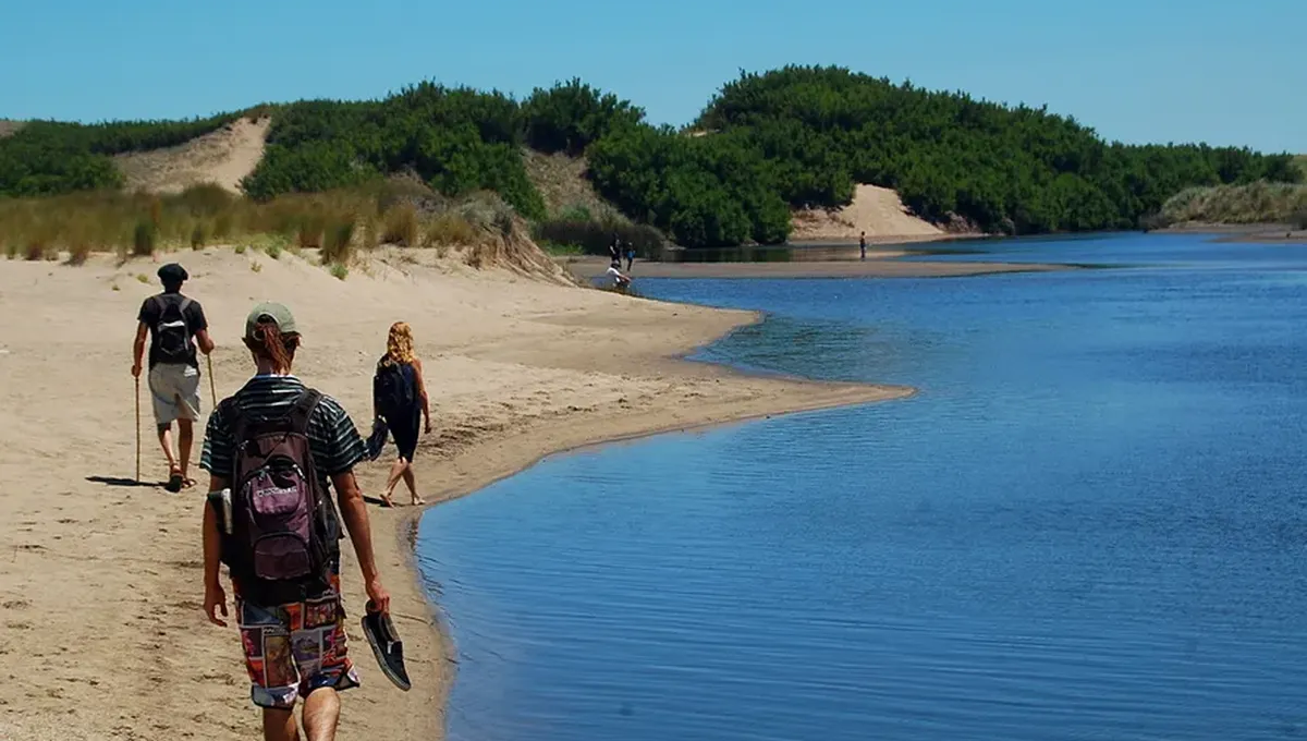 El pueblo de Argentina con playas vírgenes que tiene 4 habitantes, no posee señal de celular y es de interés científico