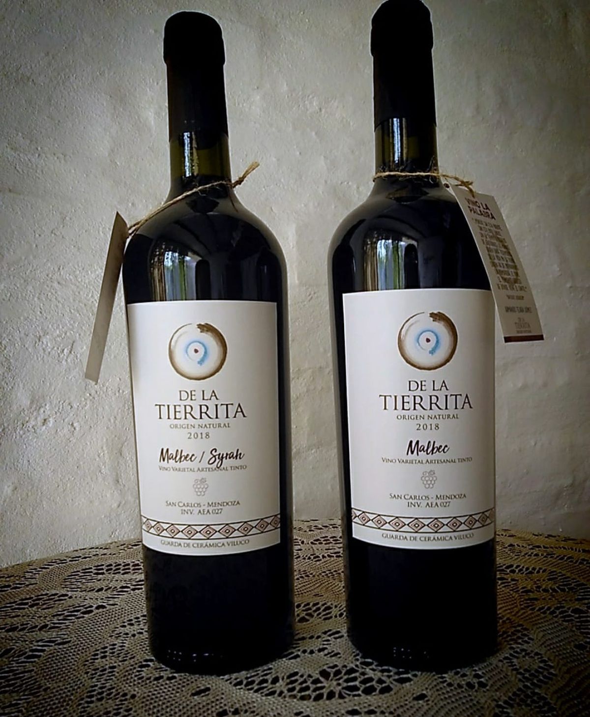 Dos de las etiquetas de vino de la bodega familiar y agroecológica De la Tierrita. Dos de las etiquetas de vino de la bodega familiar y agroecológica De la Tierrita.