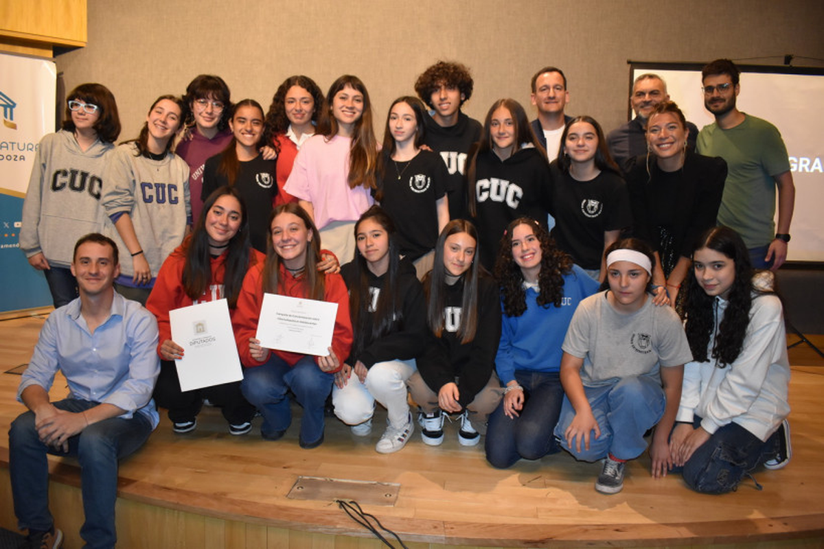 Thiago junto a sus compañeros y profes del Colegio Universitario Central