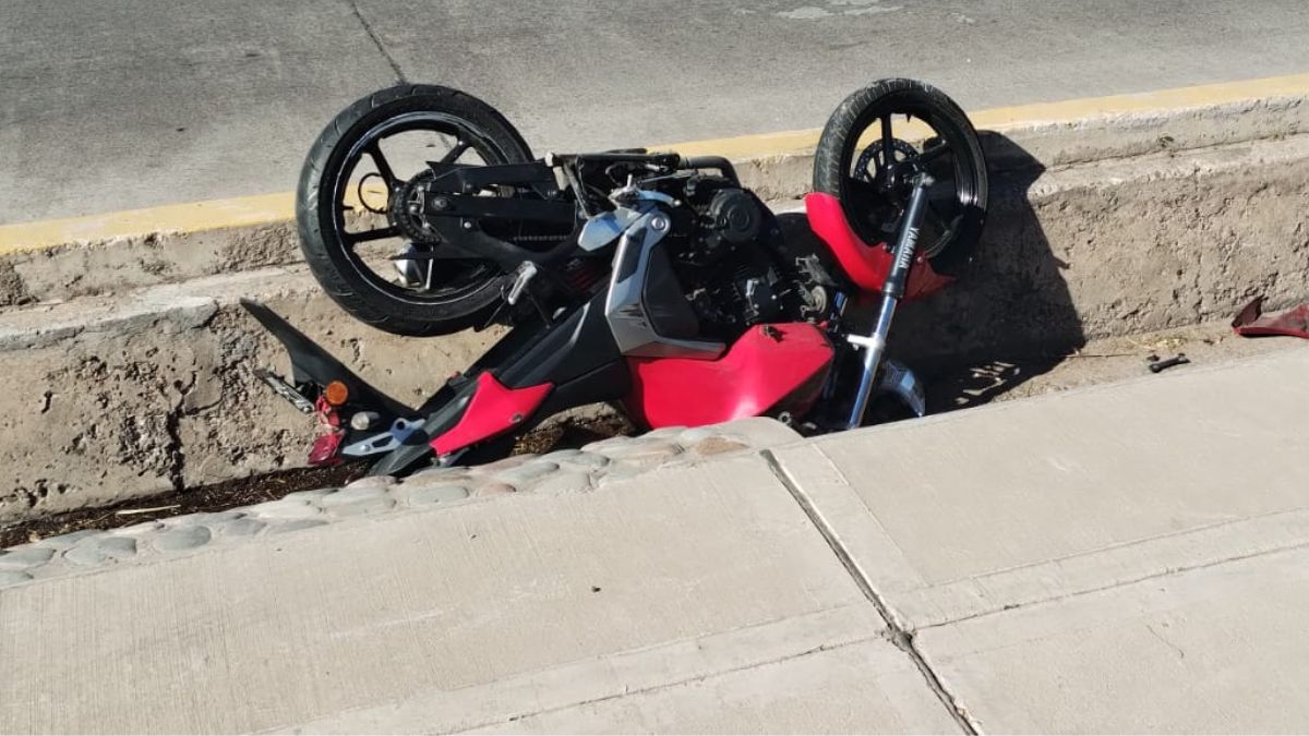 La moto quedó en la acequia. El joven fue trasladado al Hospital Central con múltiples fracturas, producto del accidente.