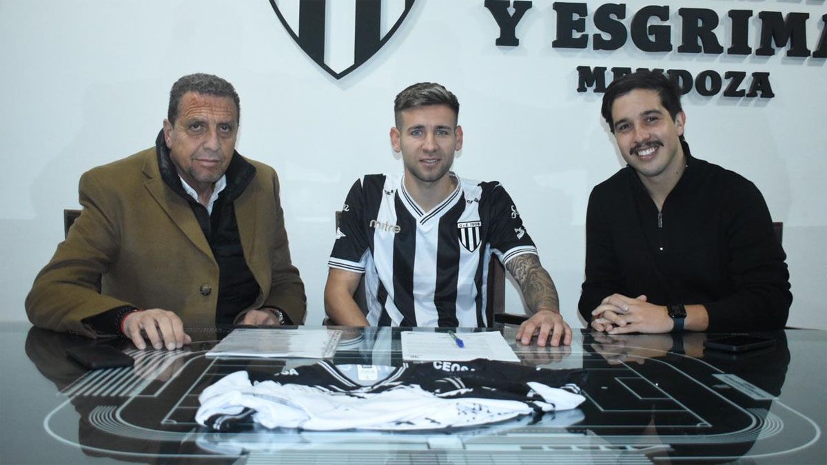 Gastón Espósito junto a los dirigentes Luis Vila y Luca Porretta.