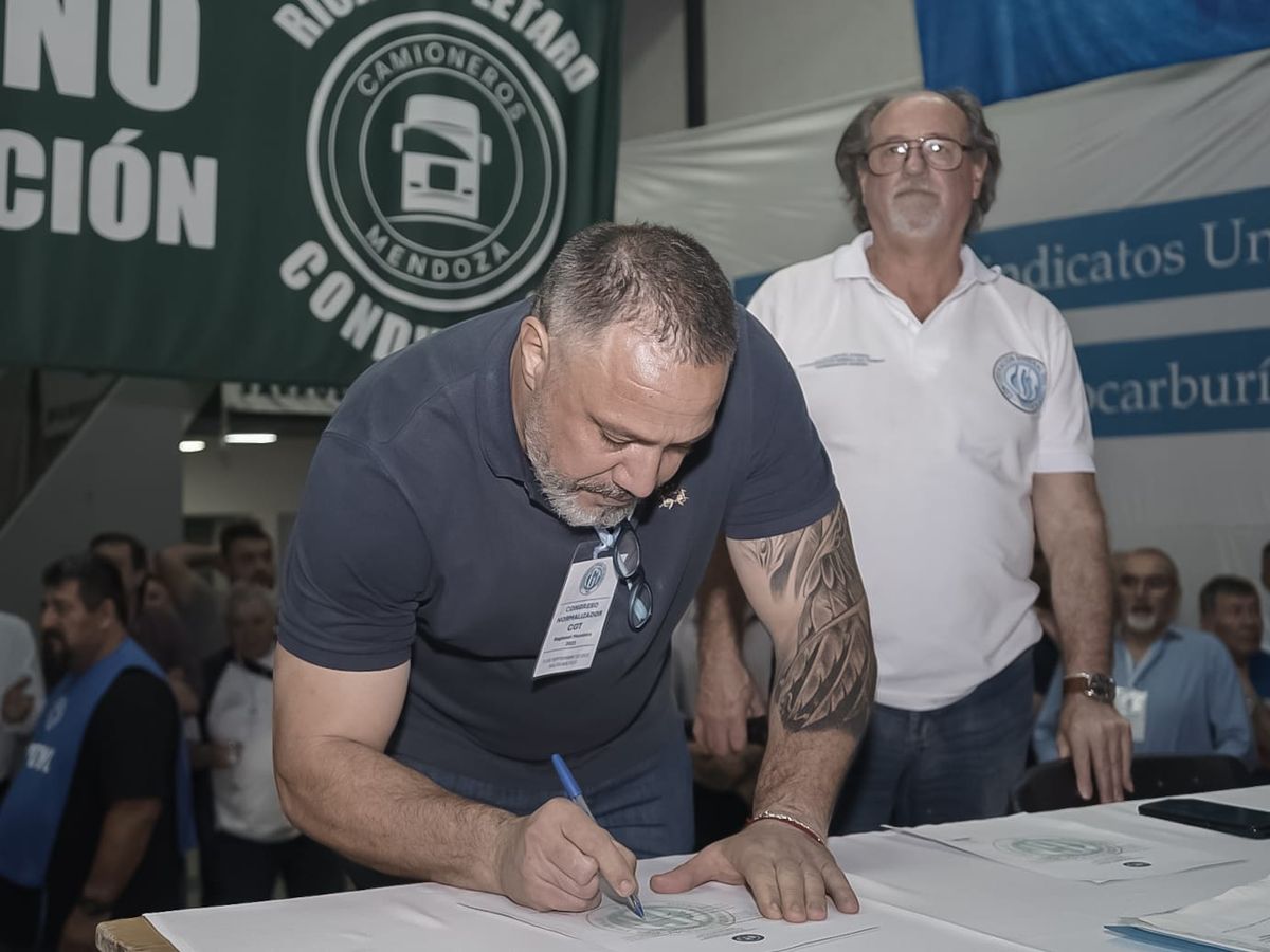 Puso la firma: Ricardo Letard, de Camioneros. Es ahora uno de los secretarios generales de la CGT Mendoza. Puso la firma: Ricardo Letard, de Camioneros. Es ahora uno de los secretarios generales de la CGT Mendoza.