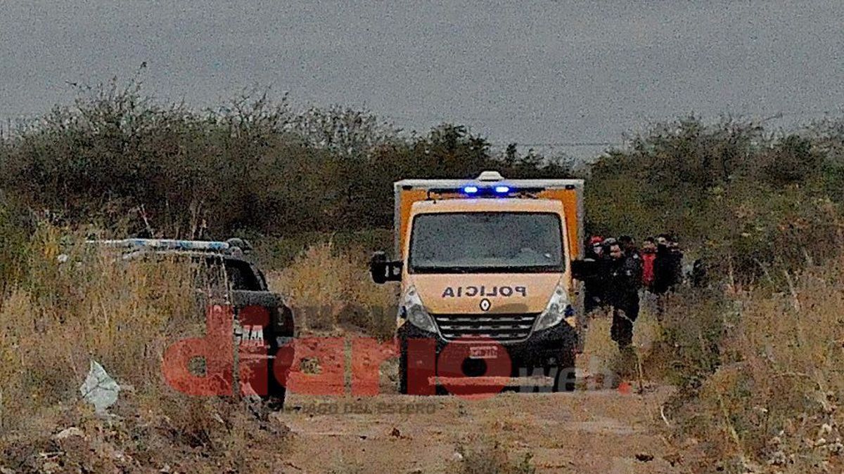 La joven fue encontrada en un descampado por niños que jugaban al fútbol, en Santiago del Estero, con golpes y signos de estrangulamiento