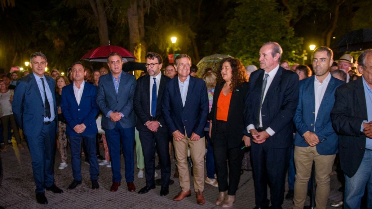 Rodolfo Suarez en la inauguración de la nueva fuente en Plaza Italia.