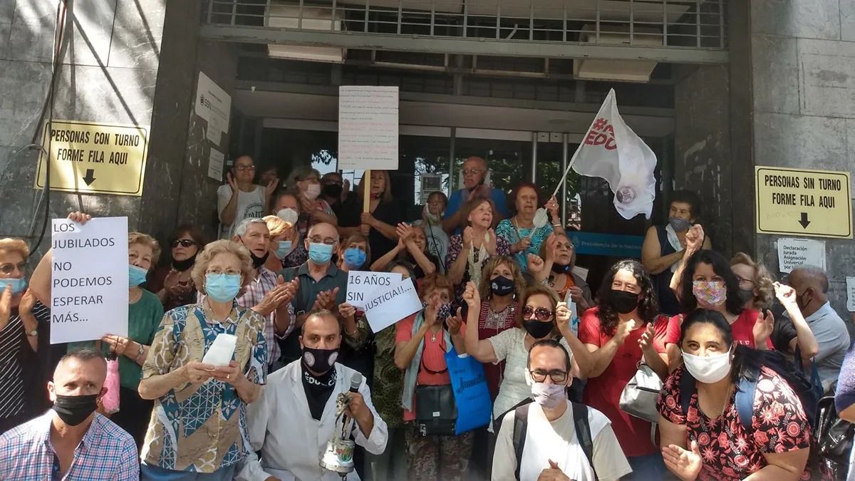 Una manifestación de docentes jubilados y el SUTE en octubre de 2021.