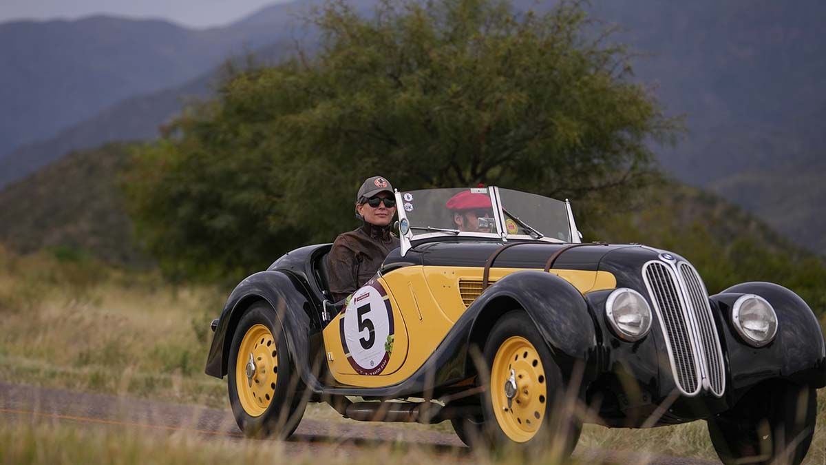 Los ganadores de la Copa Dalvian: Manuel Eliçabe y Valeria Beruto, a bordo de un BMW 328 de 1938.