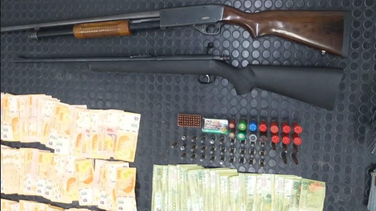 En las casas allanadas también encontraron una escopeta calibre 12.70 y un rifle calibre 22, y más de $500.000.