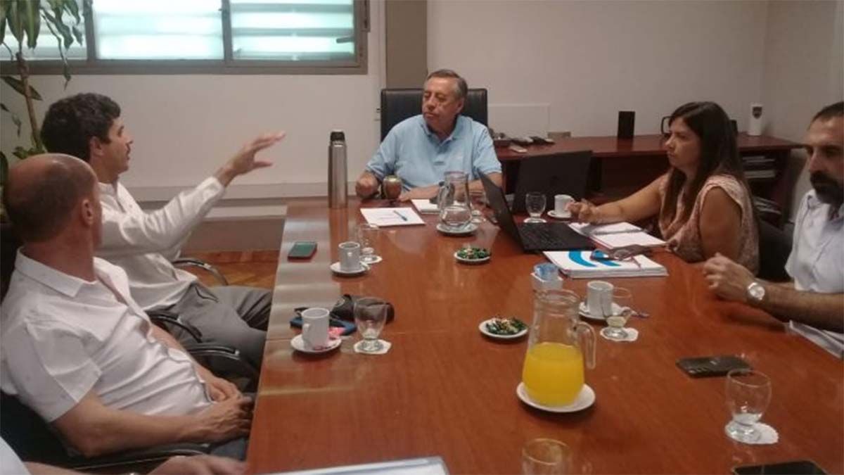 El titular de Irrigación, Sergio Marinelli (en la punta de la mesa), participó el secretario de Servicios Públicos, Natalio Mema; el presidente de AYSAM, Alejandro Gallego; el intendente de Tupungato, Gustavo Soto, y representantes de los municipios.