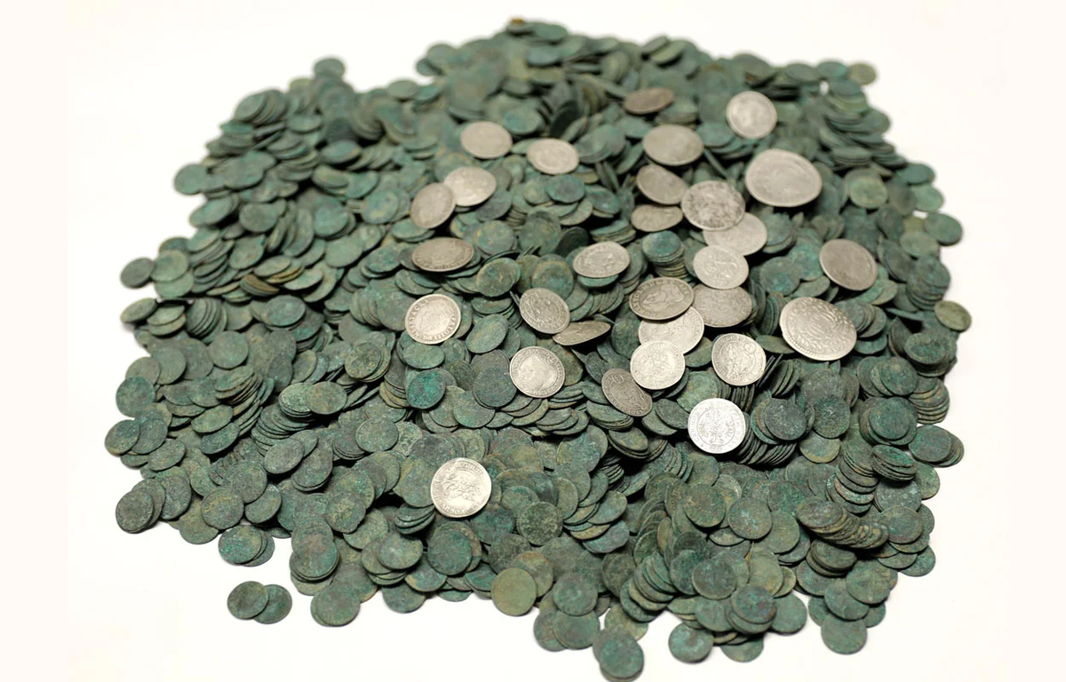 No todas las monedas eran de cobre. También se localizaron otros ejemplares. No todas las monedas eran de cobre. También se localizaron otros ejemplares. 