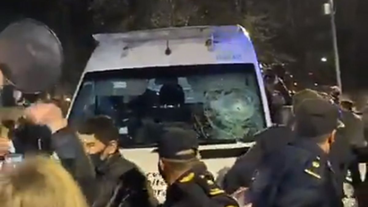 Vecinos del barrio de Pilar generaron destrozos en el móvil que trasladó a Lázaro Báez.