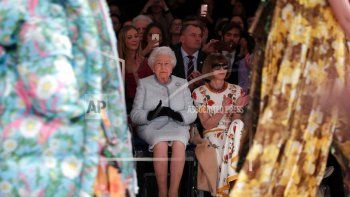 La reina Isabel II, por primera vez a la Semana de la Moda