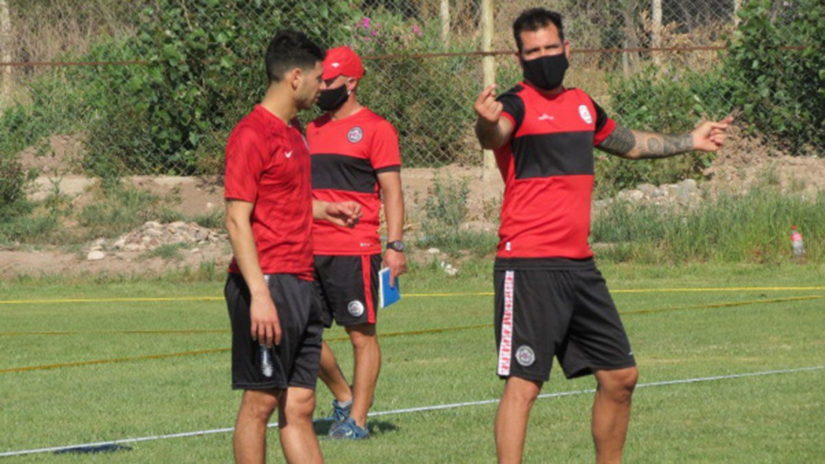 Matías Minich, el entrenador de FADEP, dando indicaciones.