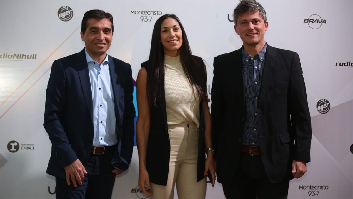 Gustavo Carrillo, gerente general del Grupo América Cuyo junto a Sabrina Salvi, gerenta comercial y Gabriel Ferrari, jefe de ventas.