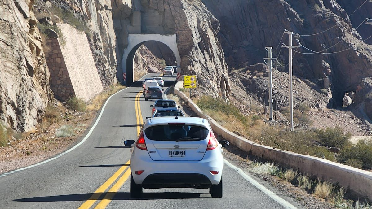Una larga fila de vehículos se podía vislumbrar este sábado, de cara a un fin de semana extra largo, con Día del Padre incluido