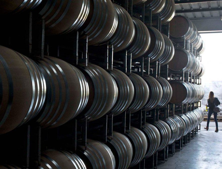 Buscan imponer un gravamen al vino importado de Chile