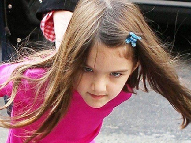 Suri salta el charco, y allí están los paparazzi