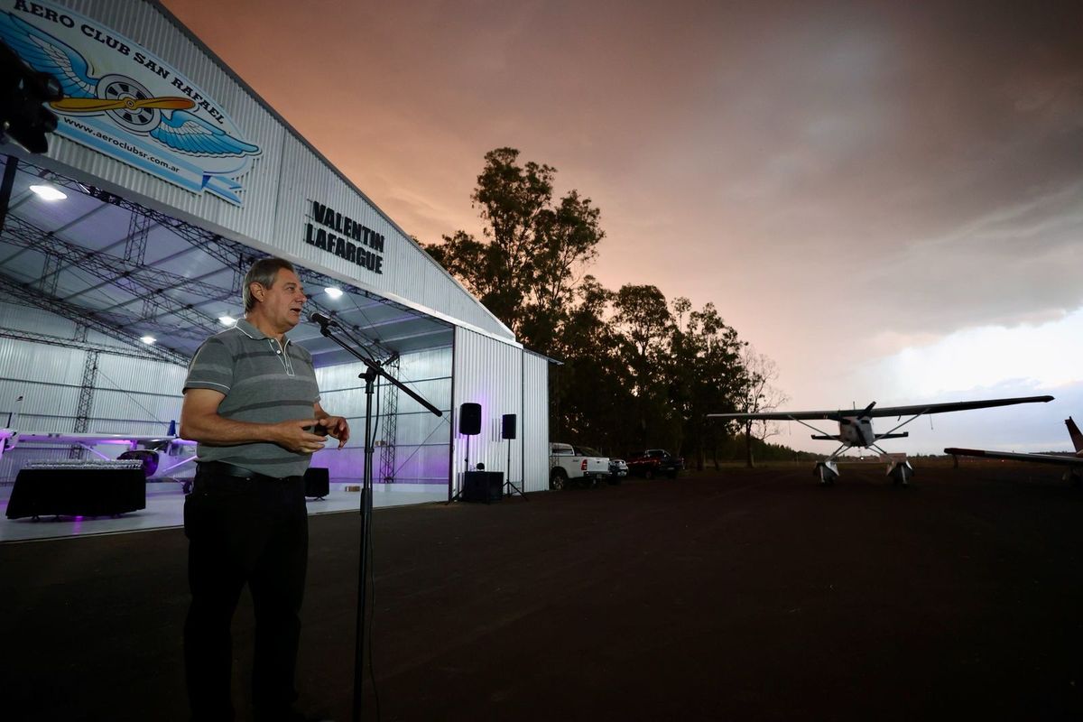 Omar Félix, intendente de San Rafael, en el aeropuerto Santiago Germanó.