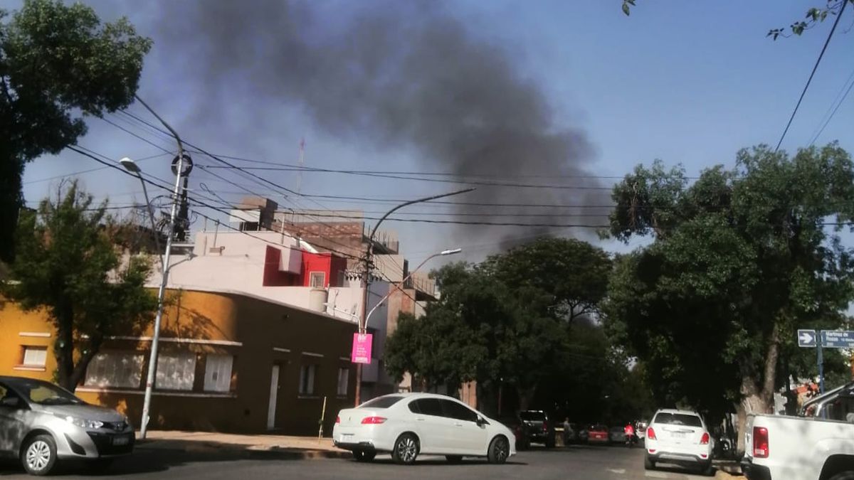 Minutos después de originarse el incendio, el tránsito fue interrumpido en calles Rodríguez y Lamadrid
