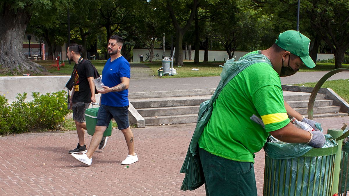 Contraste entre el empleado municipal con barbijo y los que se vanaglorian de no usarlo. 