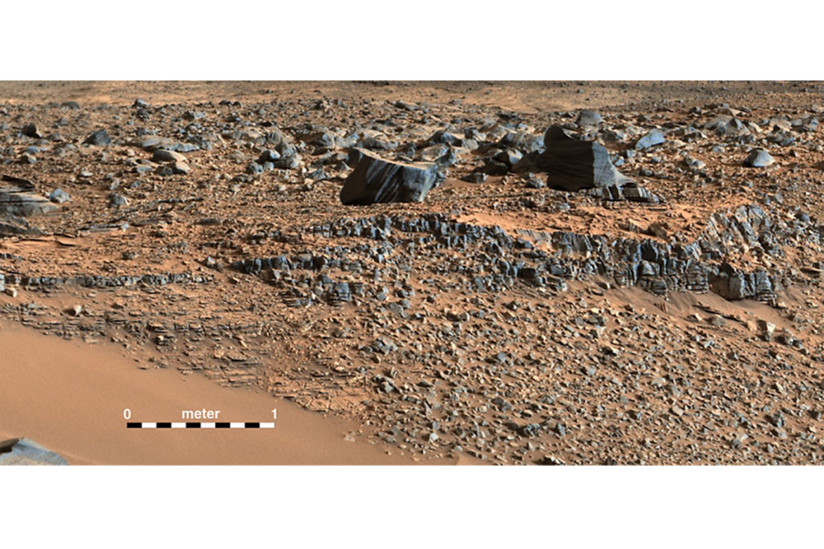 La NASA analiz&oacute; muestras de suelo marciano que contienen nitr&oacute;geno y compuestos azufrados similares a los bloques fundamentales que originaron la vida en la Tierra hace miles de millones de a&ntilde;os. Este descubrimiento cient&iacute;fico demuestra que la materia org&aacute;nica puede sobrevivir bajo la superficie del planeta rojo, lo que abre nuevas posibilidades para futuras misiones espaciales que busquen microorganismos antiguos.