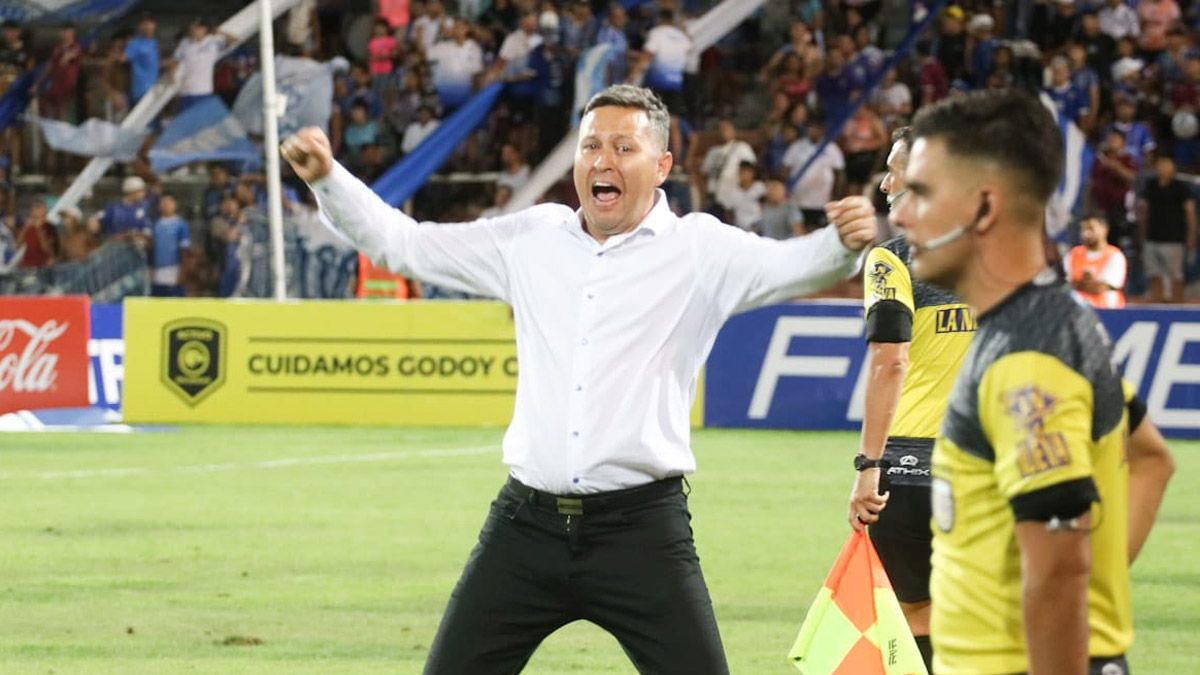 Diego Flores grita con euforia el gol de Ulariaga. Godoy Cruz venció a Colón en el Malvinas.
