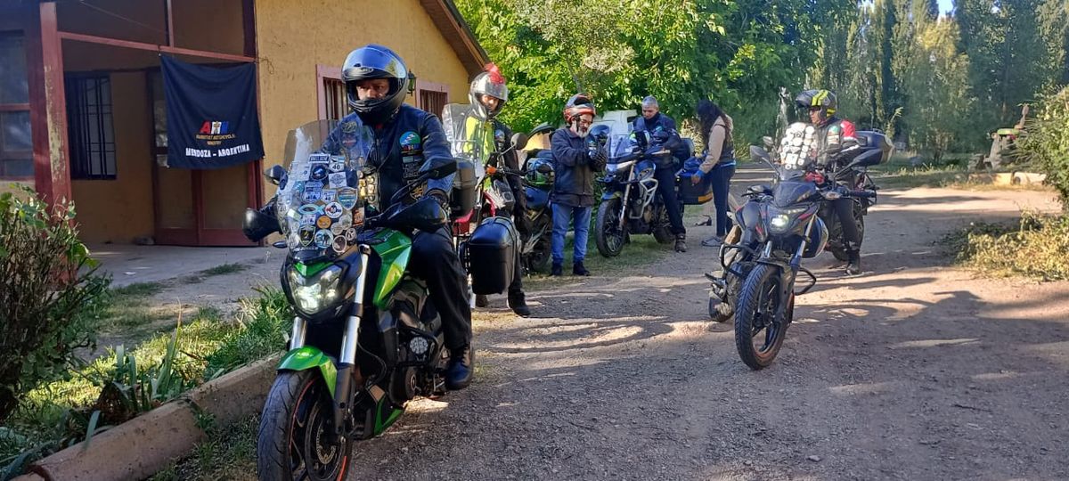 Motociclistas de distintos puntos de Argentina, como de los países limítrofes se congregaron este sábado en el camping de Uspallata. Mañana treparán hasta el Cristo Redentor, el momento más esperado del encuentro. Motociclistas de distintos puntos de Argentina, como de los países limítrofes se congregaron este sábado en el camping de Uspallata. Mañana treparán hasta el Cristo Redentor, el momento más esperado del encuentro.