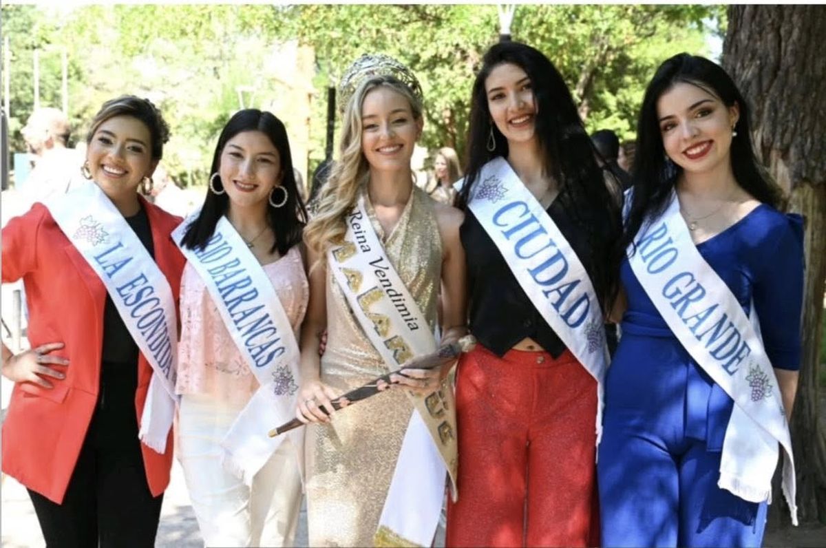 Las cuatro candidatas a reina de la Vendimia de Malargüe 2026 posan junto a la soberana 2025, Catalina Di Marco. Las cuatro candidatas a reina de la Vendimia de Malargüe 2026 posan junto a la soberana 2025, Catalina Di Marco.