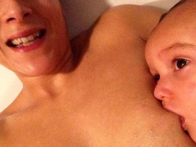 Facebook censuró la foto de una madre amamantando a su bebé