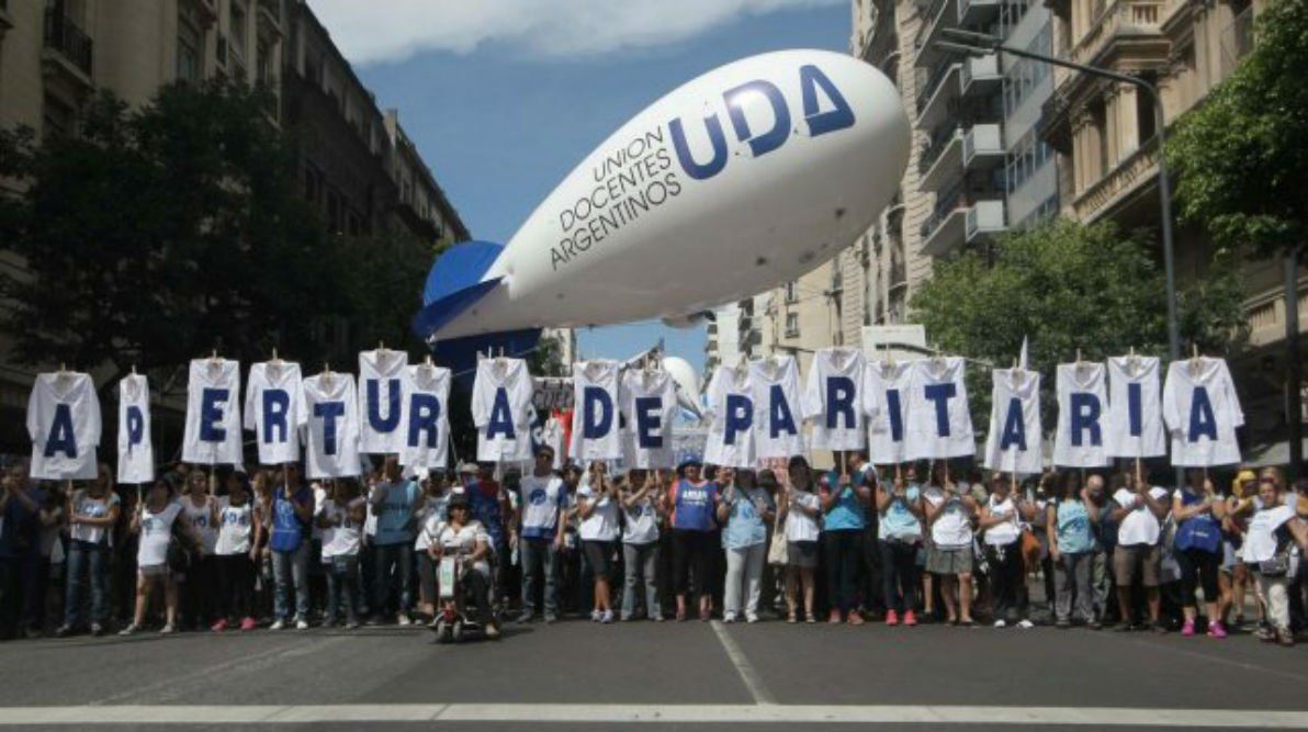 UDA es uno de los gremios que convocan al paro docente nacional. UDA es uno de los gremios que convocan al paro docente nacional.