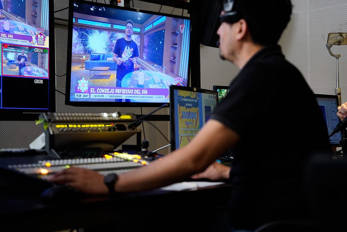 Con un equipamiento de última generación, El Siete es el canal más visto de Mendoza en streaming. Con un equipamiento de última generación, El Siete es el canal más visto de Mendoza en streaming.