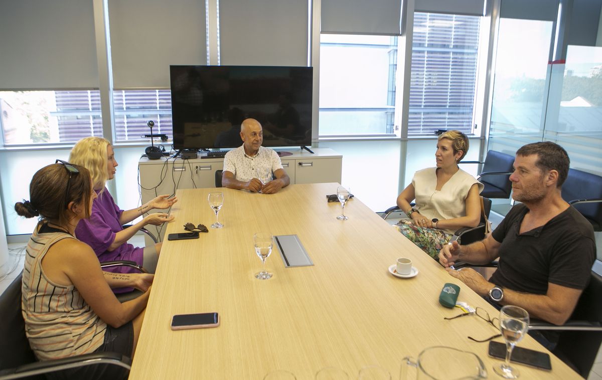 La ministra de Energía y Ambiente recibió a las hijas de Guillermo Vieiro, quienes subirán el volcán Tupungato para recuperar las pertenencias de su padre fallecido hace 40 años. La ministra de Energía y Ambiente recibió a las hijas de Guillermo Vieiro, quienes subirán el volcán Tupungato para recuperar las pertenencias de su padre fallecido hace 40 años.