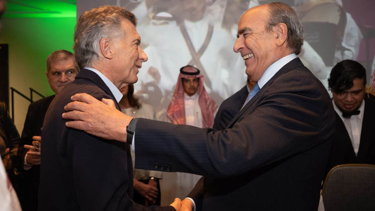 Saludo cordial entre Mauricio Macri y Guillermo Francos.