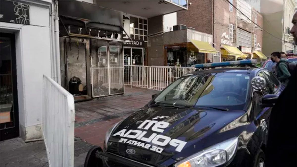 La sede social de Rosario Central fue incendiada y hay un herido