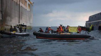 Polémica en España por las lesiones que sufrieron cuatro activistas de Greenpeace