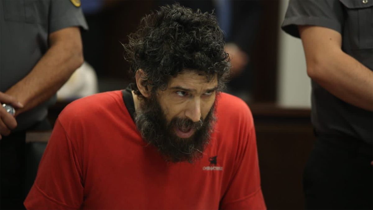 Gil Pereg fue retirado de la sala de audiencia porque comenzó a maullar sin parar.
