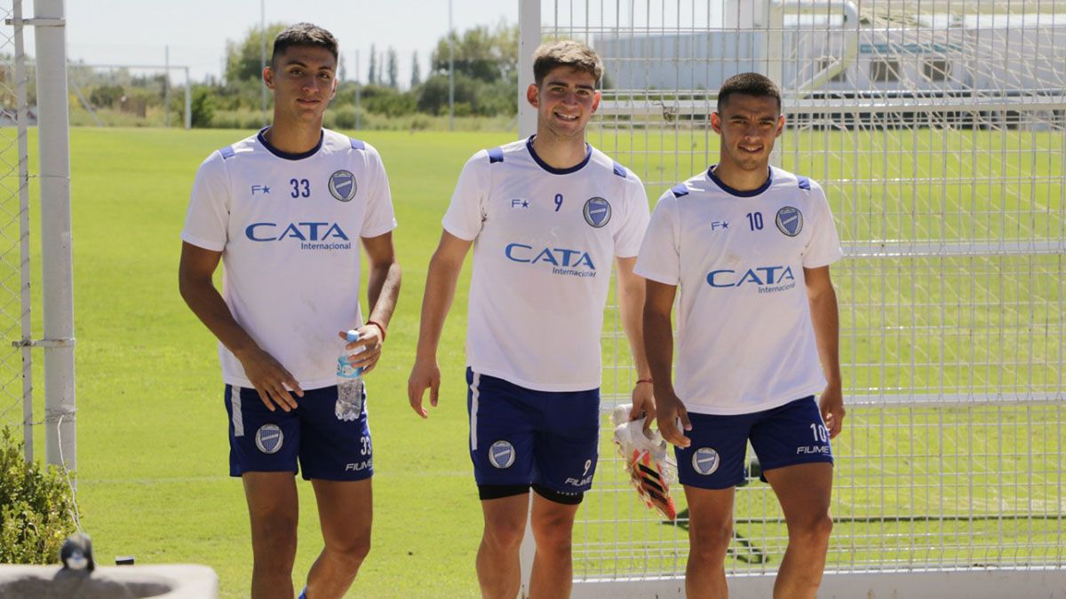 Tomás Badaloni, en el medio, junto a Ezequiel Bullaude y Valentin Burgoa.