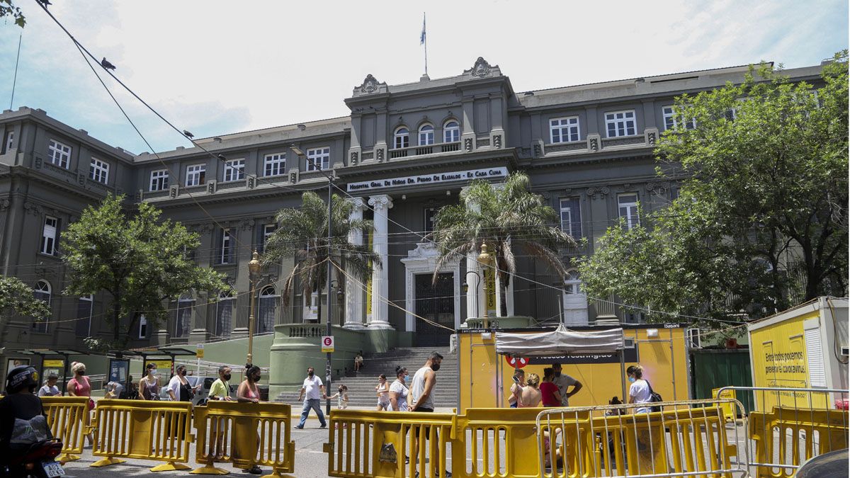 Como en todo el país, en Buenos Aires hubo largas colas para vacunarse y testearse.