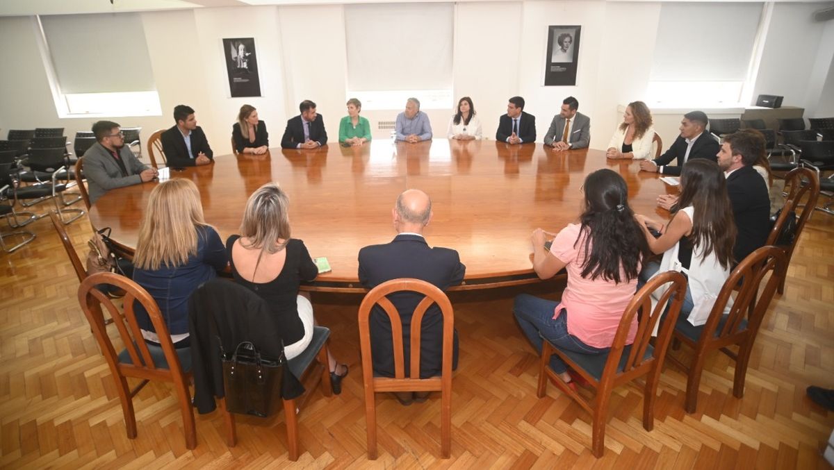 Diálogo. Por primera vez en mucho tiempo, Mendoza, San Juan y San Luis tienen administraciones del mismo signo político. Diálogo. Por primera vez en mucho tiempo, Mendoza, San Juan y San Luis tienen administraciones del mismo signo político.