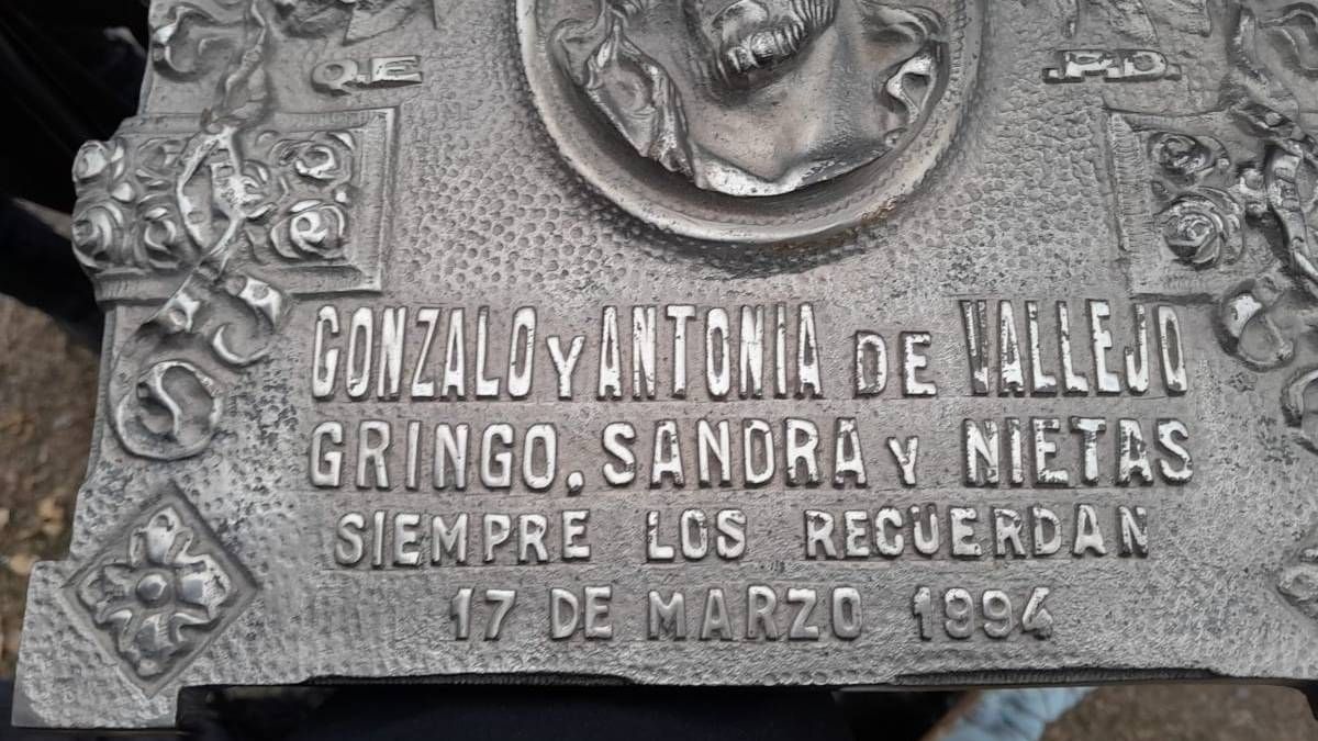 Una de las 21 placas de bronce que estaban en poder de una pareja en Las Heras.