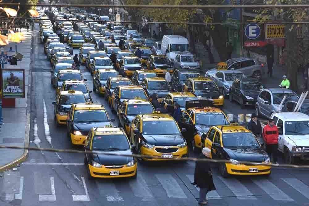 Todos contra Uber: taxis y remises harán paro este martes