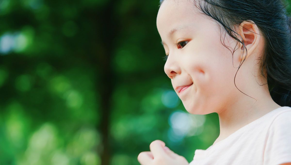 La presencia o ausencia de hoyuelos en las mejillas está determinada por la composición genética y el desarrollo de ciertos músculos y estructuras faciales. La presencia o ausencia de hoyuelos en las mejillas está determinada por la composición genética y el desarrollo de ciertos músculos y estructuras faciales.